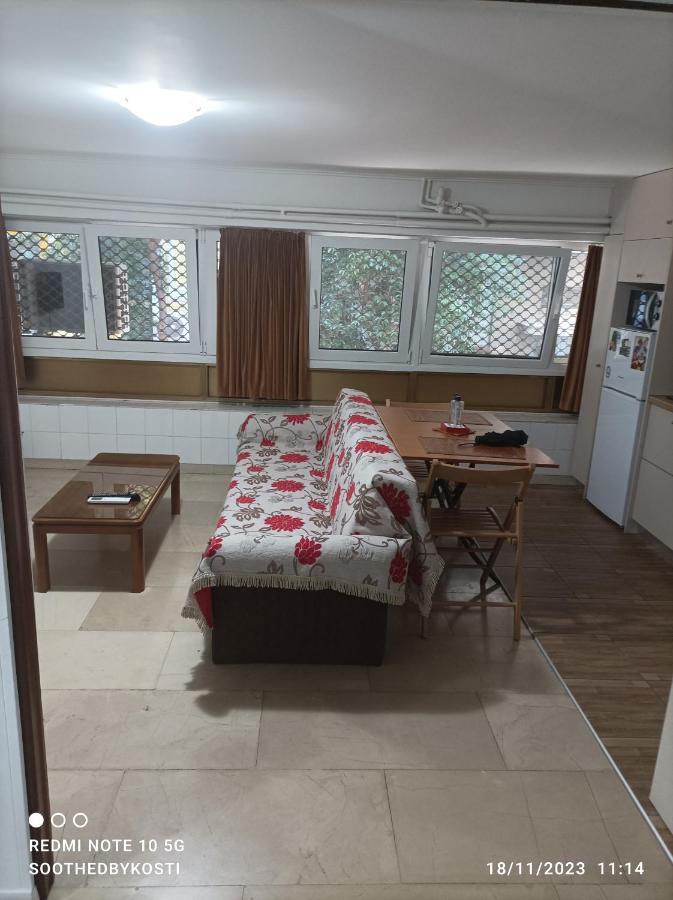 L&k Location Next To Center Of Apartment *